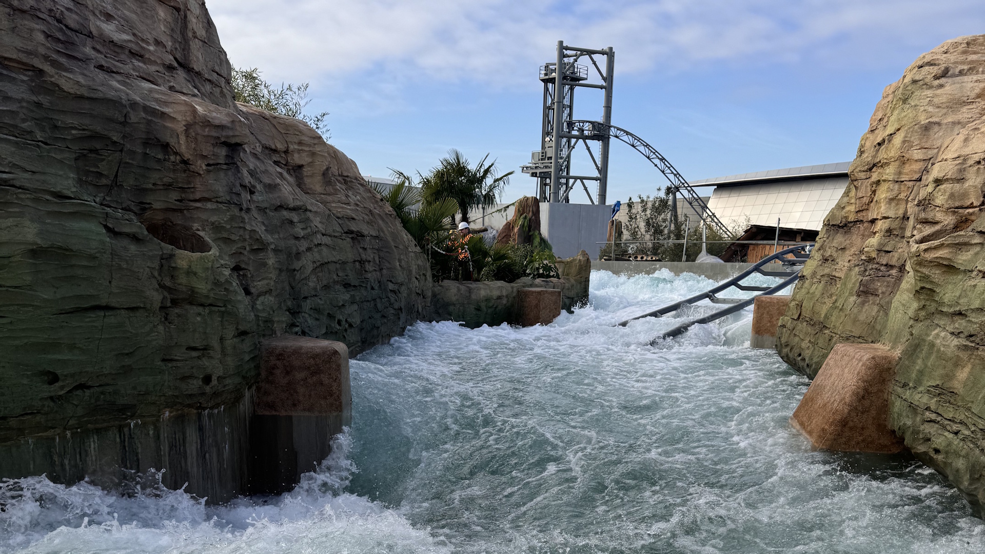 Futuroscope - Mission Bermudes Water Coaster. Mack Rides "Rocking Boat" ride